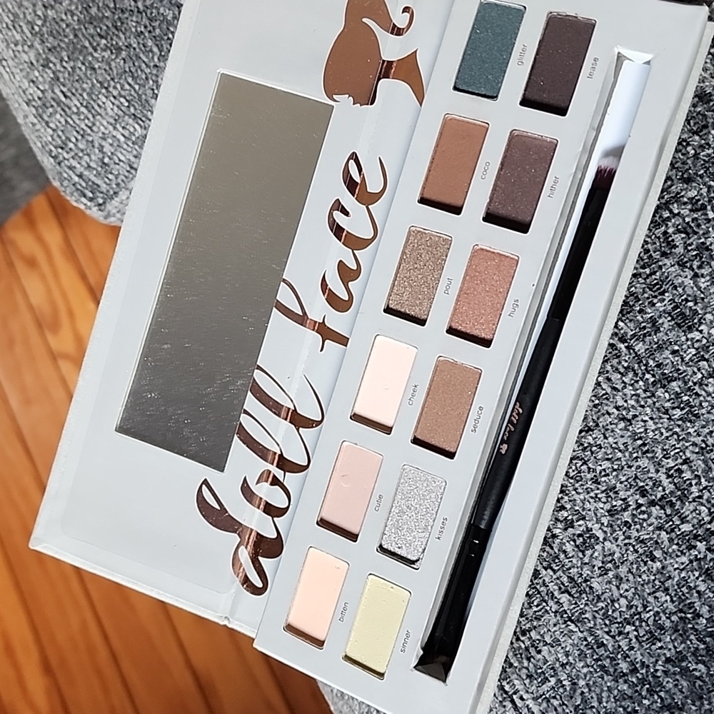 New Doll Face neutral Eye Shadow Palette